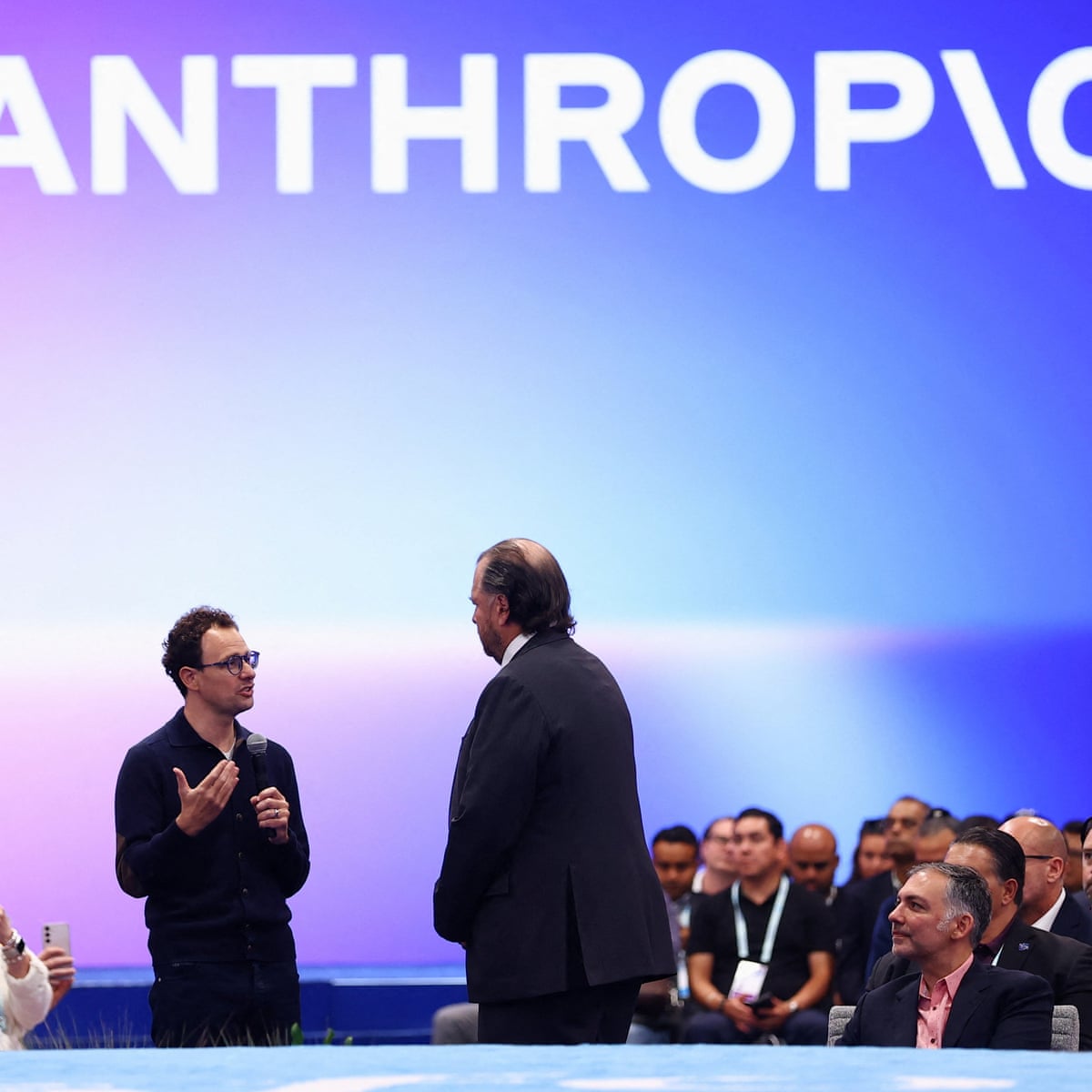 Especialistas lançam dúvidas sobre o relatório da Anthropic detalhando como a IA alterou o trabalho na empresa