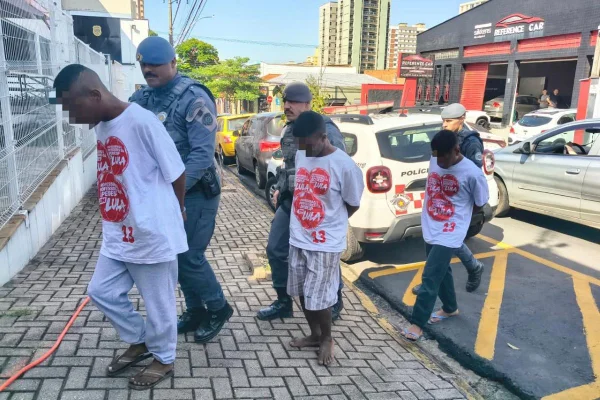 PM vai investigar ação de agentes em prisão de jovens com camisas de Lula - destaque galeria