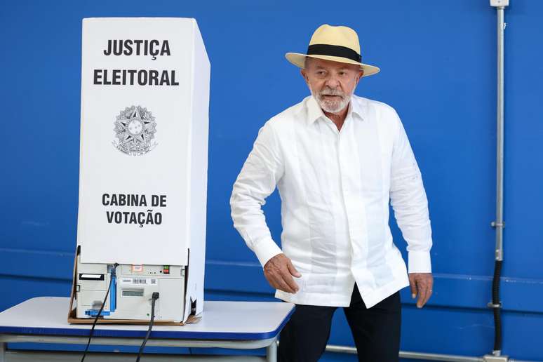 Vaias, aplausos e celular na cabine: Como foi a votação dos candidatos à Presidência no 1º turno