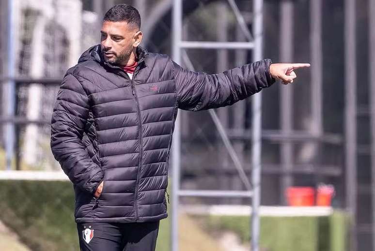 Diego Souza é suspenso por conta do uso de licença falsa de treinador
