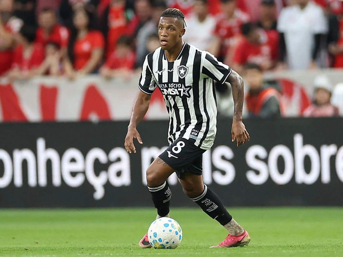 Danilo Santos, do Botafogo, tem dores musculares e desfalca a equipe