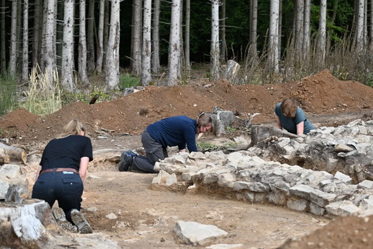 Imagem colorida mostra escavações em templo romano na alemanha - Metrópoles