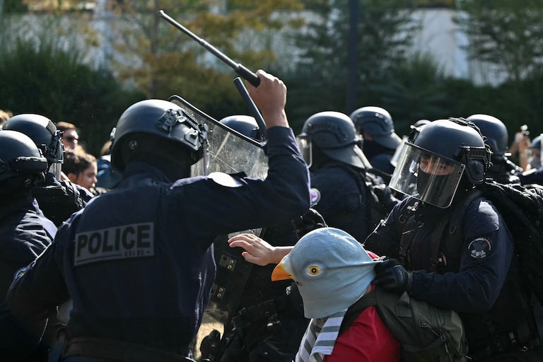Protestos estudantis na França têm confronto com a polícia e prisões em massa