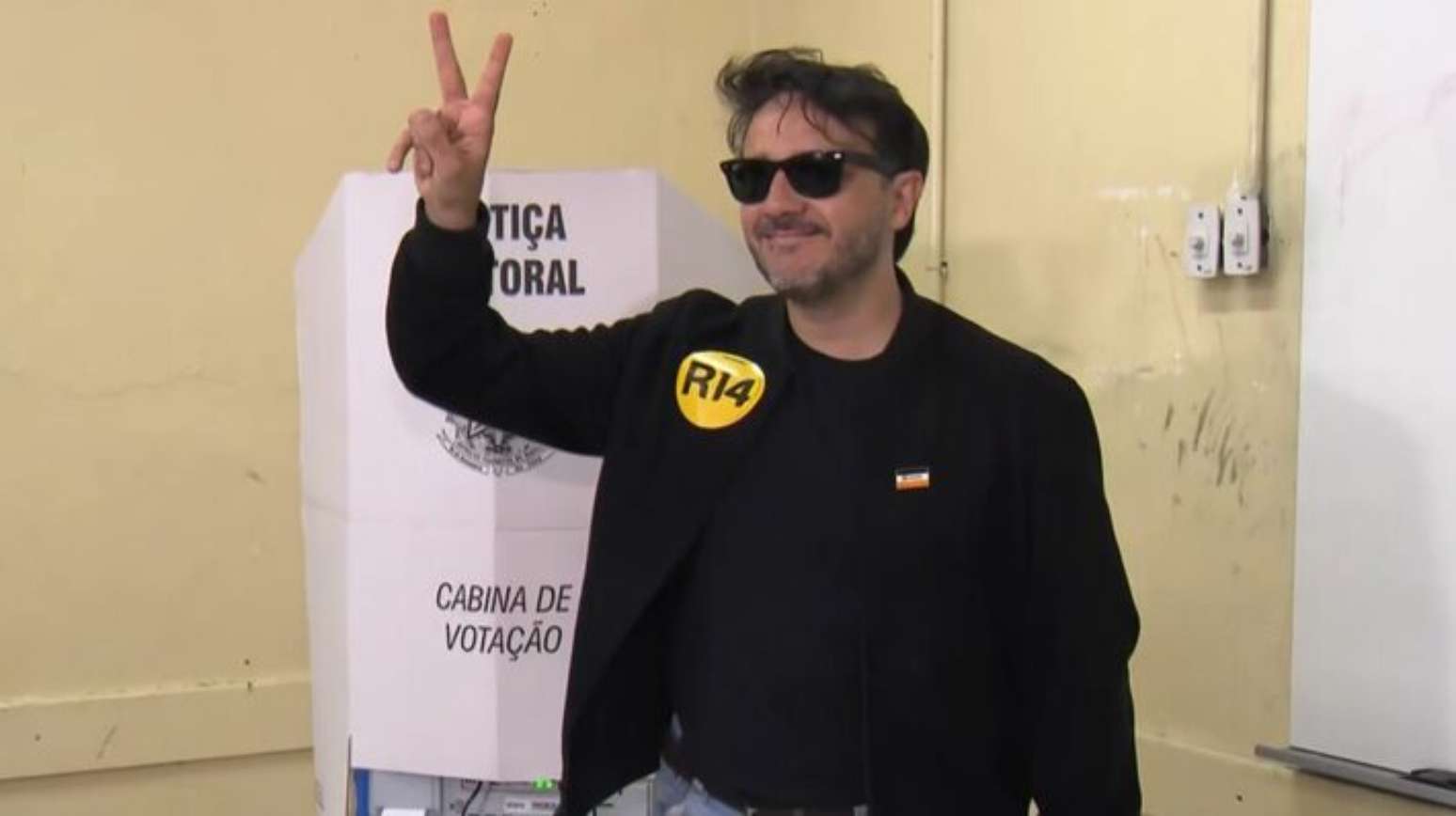 O candidato &agrave; presid&ecirc;ncia pelo Miss&atilde;o, Renan Santos, votou na manh&atilde; deste domingo (4) em uma escola estadual da Zona Sul de S&atilde;o Paulo.