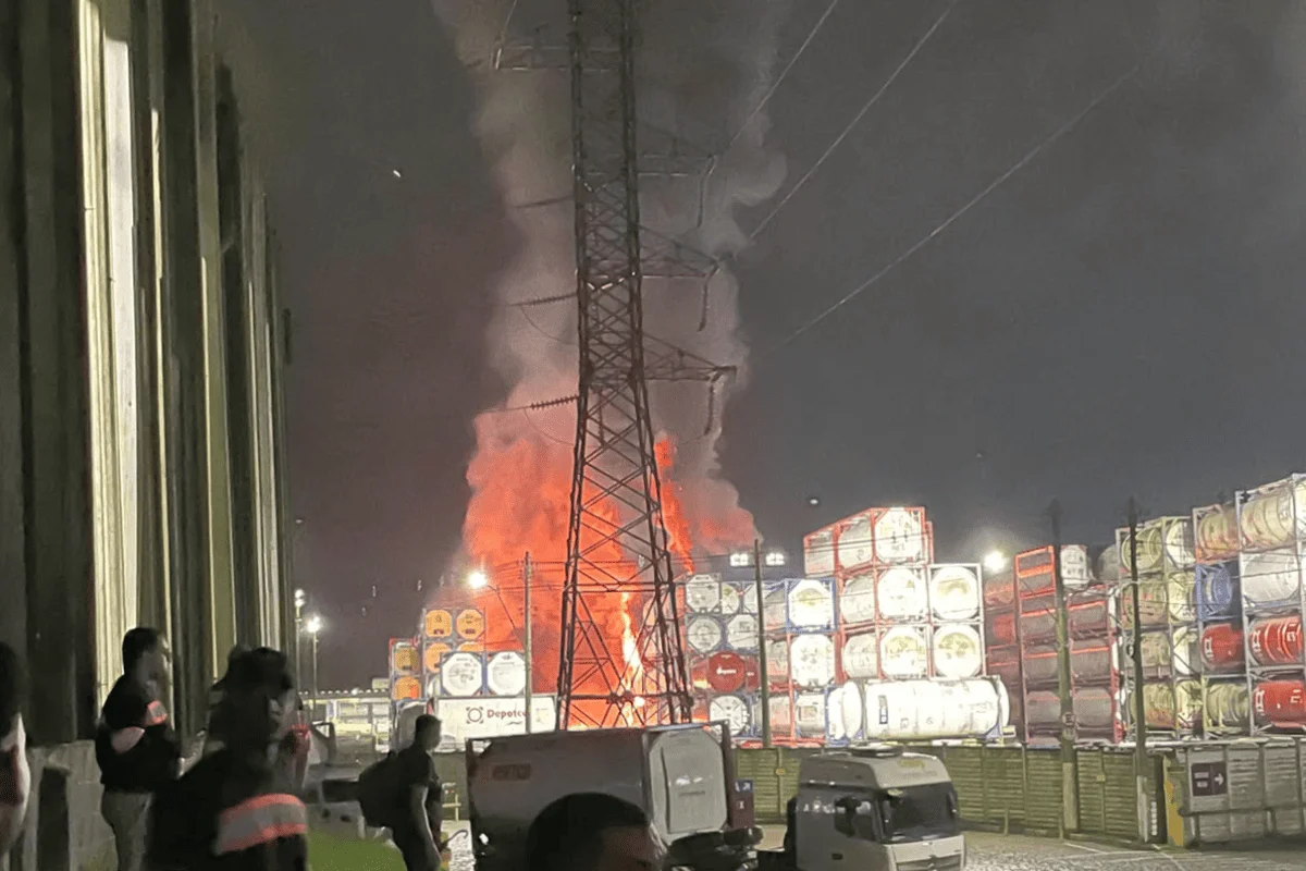 Incêndio de grandes proporções atinge Depósito de Tank Containers Cesari.