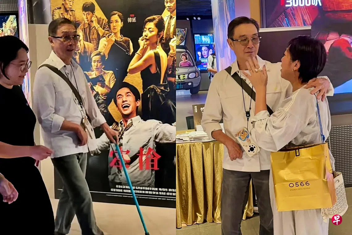 刘松仁（左图右）右手拄着拐杖缓缓步入影院，虽然步履略显蹒跚，但精神状态相当不错。 （互联网）
