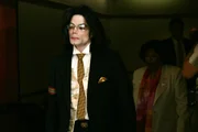 Michael Jackson na saída do julgamento