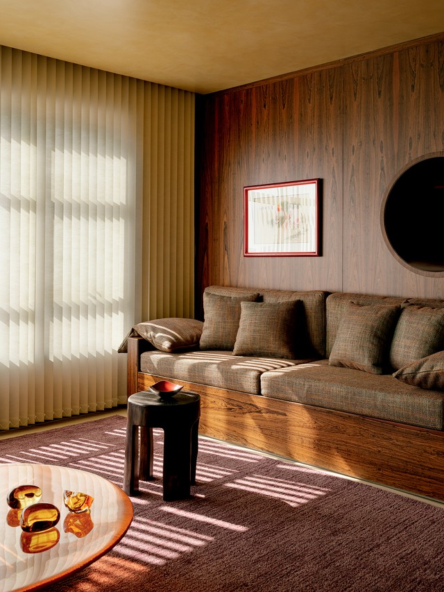 Manu Gavassi e Jullio Reis abrem apartamento, em São Paulo; assista ao tour