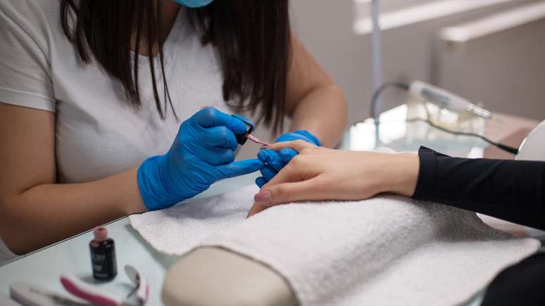 Esta técnica está fazendo as mulheres aposentarem as unhas em gel de vez! Veja como fazer