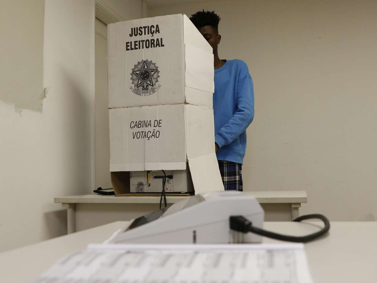 'Cabine' ou 'cabina' de votação: qual é o correto? Veja a explicação