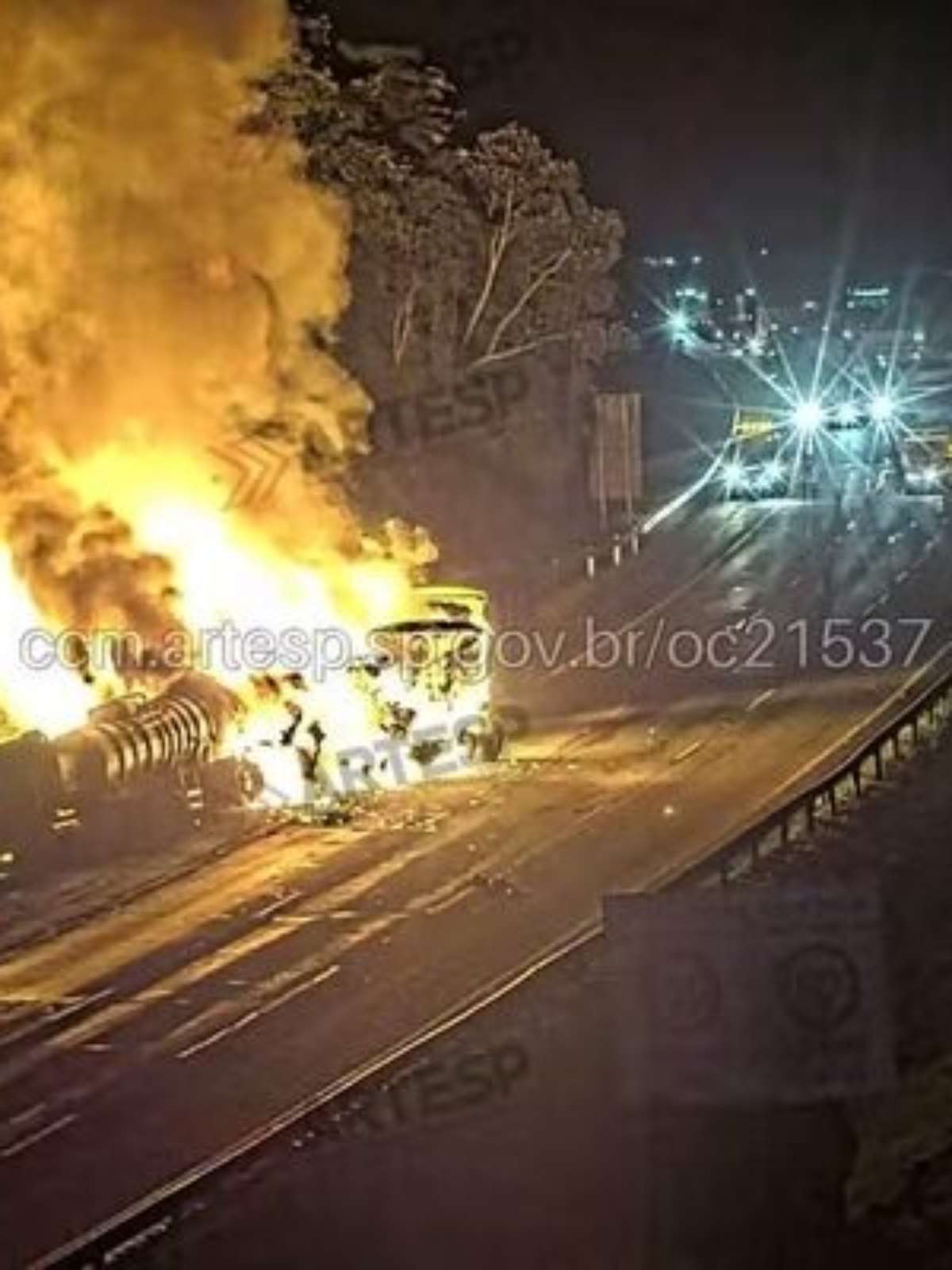 Acidente entre carretas provoca incêndio e interdita Rodoanel em SP; veja trecho afetado