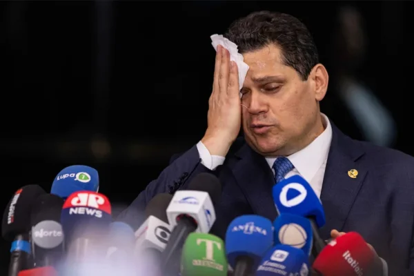 Aliados de Lula temem nova reação de Alcolumbre sobre 6x1 após 1º turno