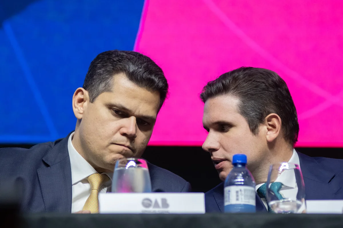Presidente do Senado, Davi Alcolumbre e o presidente da Câmara Hugo Motta, conversam durante a cerimônia de posse do Conselho Nacional da OAB Metrópoles