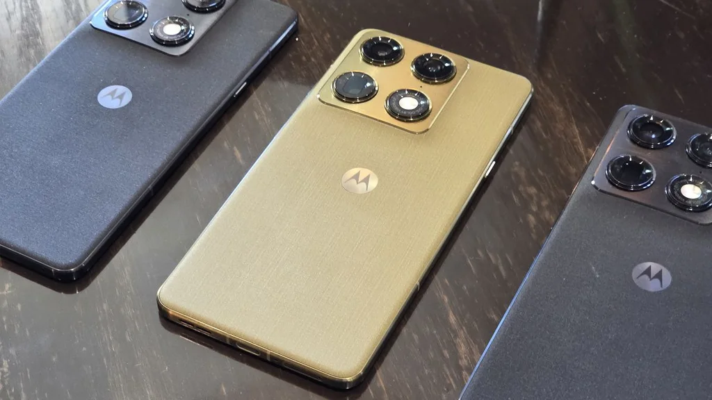 Top da Motorola ganha versão mais barata no Brasil com 256 GB