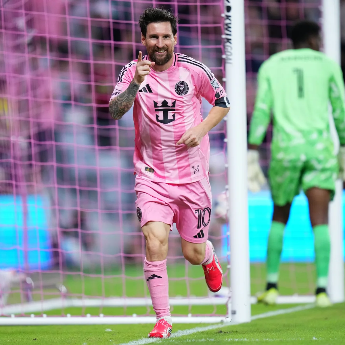 Após despedida da Argentina, Messi faz dois gols e chega a 934 na carreira