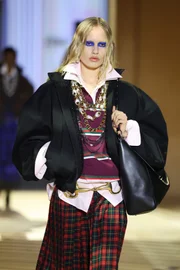 Celine resgata referências dos anos 1980 e do grunge no Paris Fashion Week