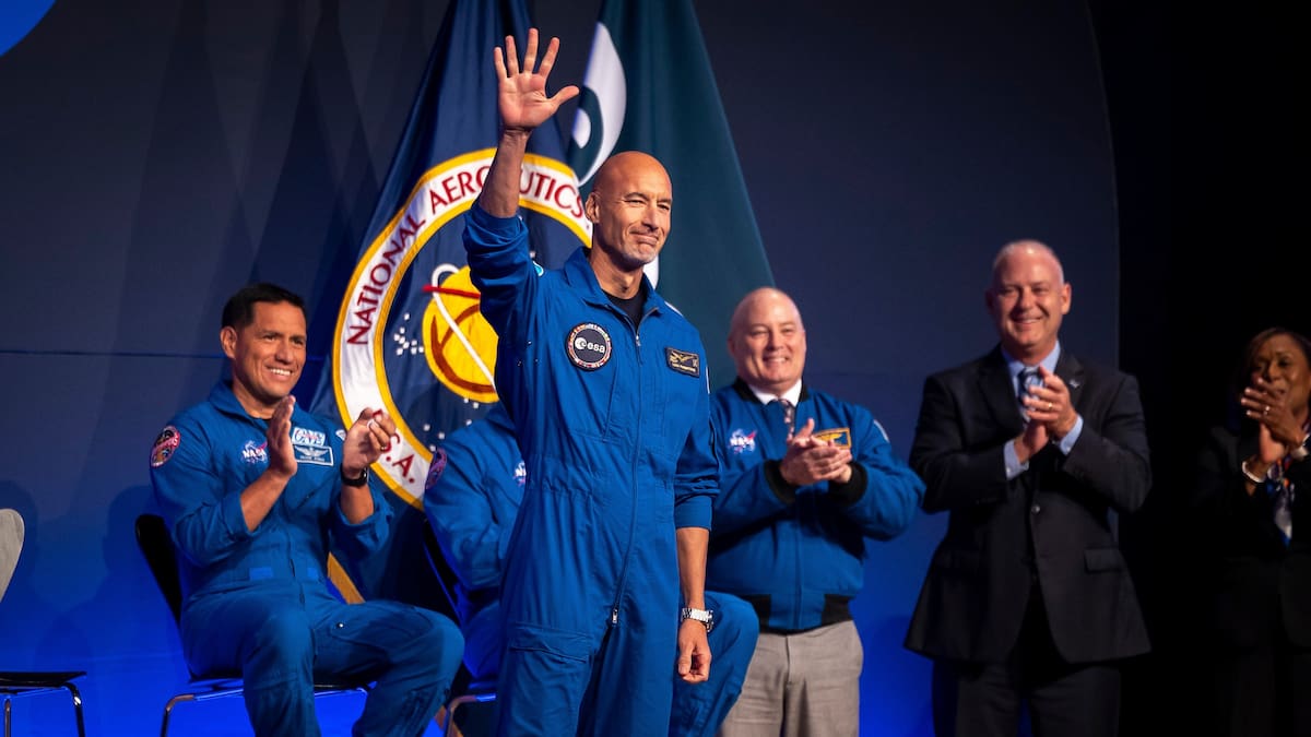 Luca Parmitano, miembro de la tripulación de Artemis III, saluda al público durante la conferencia de prensa en el Centro Espacial Johnson