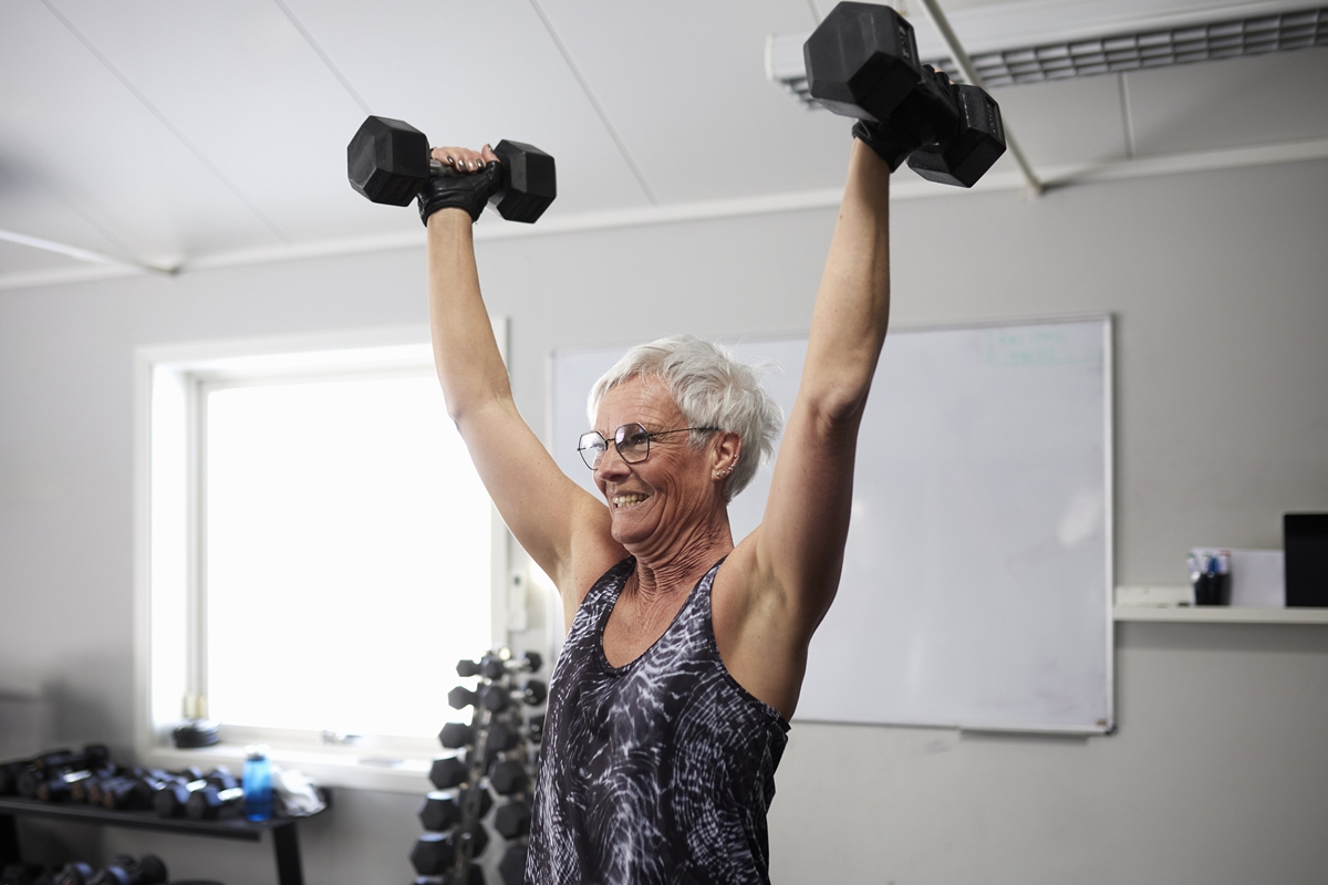 Exercícios para fortalecer os braços e preservar a força após os 50 anos