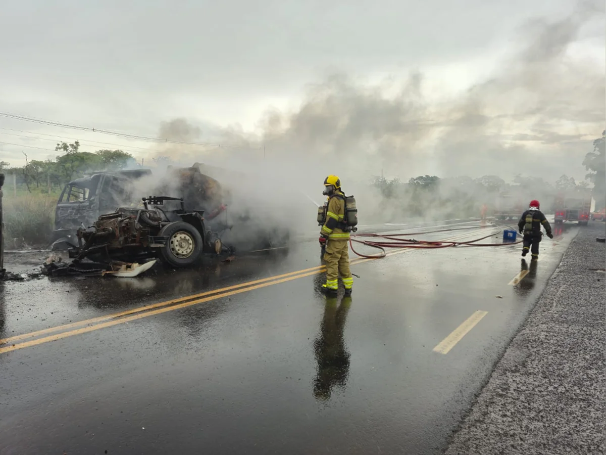 Caminhões batem de frente e pegam fogo na BR-497, em Uberlândia