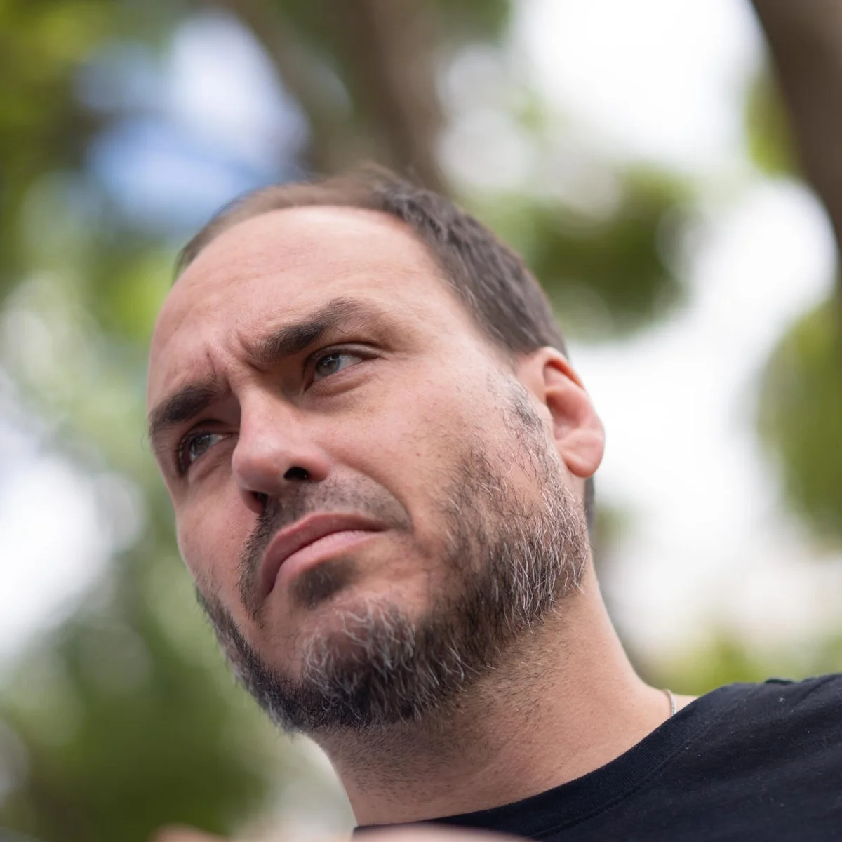 Carlos Bolsonaro exclui Jair Renan em "colinha" de votos em SC