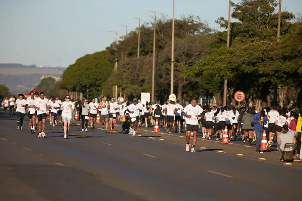 Metrópoles Endurance Corrida: saiba qual é o gasto calórico em cada prova - destaque galeria