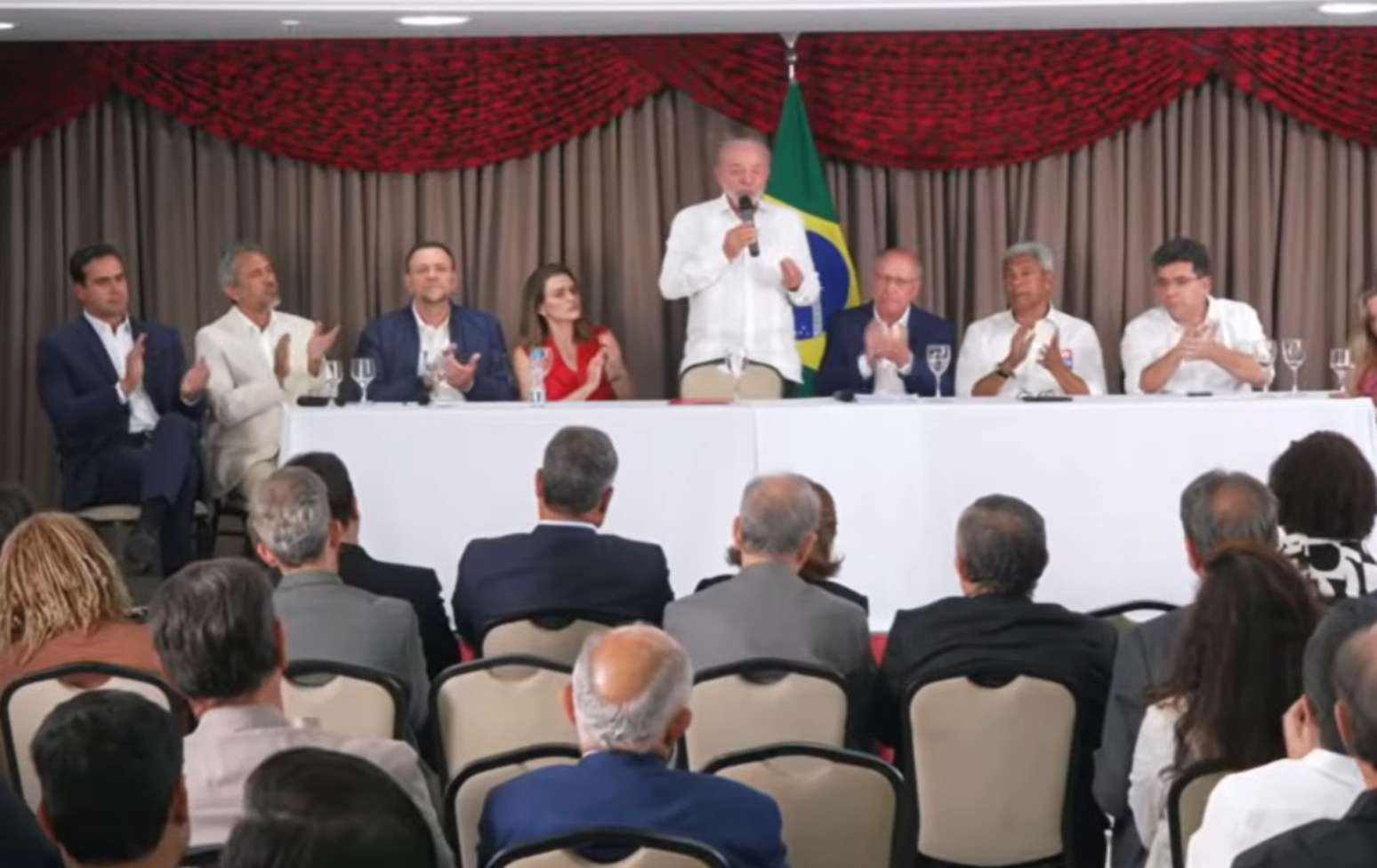 Lula durante reunião com aliados nesta segunda-feira, 5