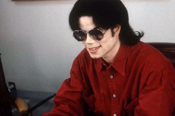 Icônica jaqueta usada por Michael Jackson em Thriller vai a leilão - destaque galeria