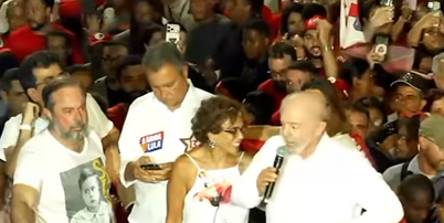 Candidato &agrave; reelei&ccedil;&atilde;o, Luiz In&aacute;cio Lula da Silva (PT) faz discurso em cima de carro de som em Ipatinga (MG) Foto: Reprodu&ccedil;&atilde;o / YouTube